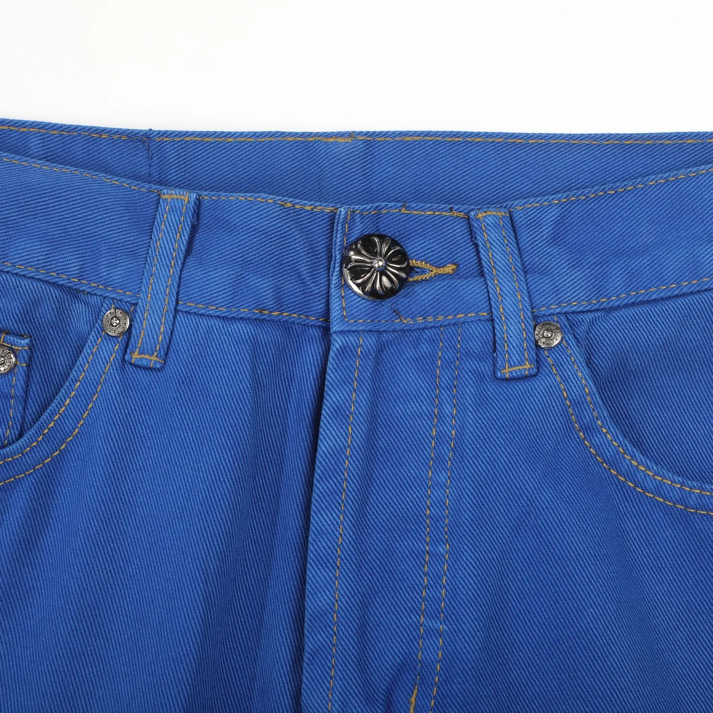 P260 Chrome hearts｜ch Chrome hearts London limited dopamine blue leather jeans, counter price 22W level, patchwork cross pattern embellishment, washed jeans! ! An absolutely high-end luxury product, a 1.9W-level god-level single product, a super popular product, made by top heavy industry, a magic weapon that cannot be missed! [About Zangyin] This is an extremely luxurious fashion brand that can also be called the aristocracy of the high street. It has always been an exclusive brand for some hipsters or rich second generations. Compared with ordinary high streets, it is more luxurious and noble. Compared with luxury brands, it is more fashionable and individual. It has always been a brand that I have a special liking for. [Top heavy industry fashion design] Consistently high-street luxury style. Speaking of this style, the Zangyin family and GU family are definitely the leading representative brands. Especially the Zangyin family has really achieved a state-of-the-art effect in creating high-street style. The unique washed material is used to create this style. The color system is already quite eye-catching. After it is decorated with patchwork cross flowers, it cleverly highlights the charm of the brand. Secondly, this style uses classic The high-waist cutting design highlights the long legs and fashionable temperament of the upper body. The brand is highly recognizable and the slim fit configuration is more suitable for daily wear. It is a product that interprets personality, fashion, and specifications at a glance. This single product is enough to make any fan excited. It can be a white T-shirt for a youthful college style, or a tight suspender for a royal style. It has strong matching ability and can be easily controlled by men.  [Materials and craftsmanship] Needless to say, this point goes without saying. As an excellent craftsman brand, Zangyin’s requirements for details and craftsmanship are really perfect. The washed color of this model has gone through so many processes, not to mention the embellishment of denim appliques. It is also purely hand-made and sewn. Just like what they believe in, only hand-made things have soul and have the meaning of wear. A top-notch heavy-duty fashionable denim item, I look forward to your perfect interpretation! !   Color: Dark blue Size: S-XL (28 30 32 34) Pants length: 101/103/105/107 Waist: 78/82/86/90 Recommended height: 170/175/180/185 Recommended weight: 120/140/160/180